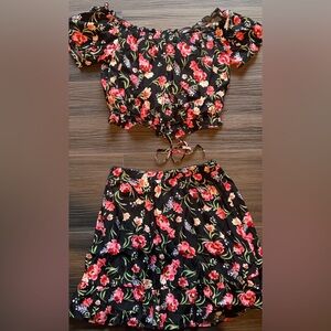 Floral two piece skirt set. Size M.NWOT. True to size. Lined Elastic waistband.